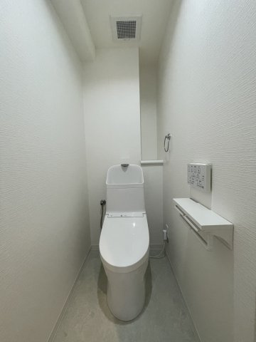 サーパス三津壱番館のトイレ|温水洗浄便座を完備した清潔感のあるトイレは、リフォーム済みで気持ちよく使い始めることができます。