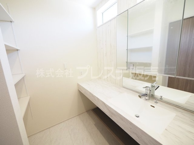 奈良市あやめ池南２丁目の新築一戸建 全２区画の洗面所|現地写真（１号地洗面）シャワー付き洗面化粧台