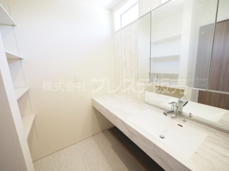 【洗面所】 | 奈良市あやめ池南２丁目の新築一戸建 全２区画 | 現地写真（１号地洗面）シャワー付き洗面化粧台