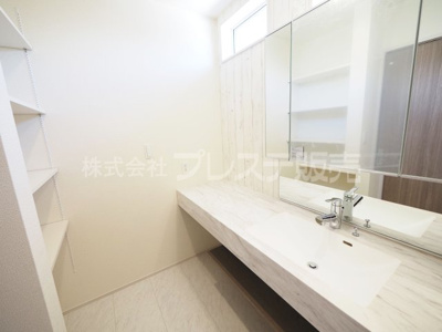 【洗面所】 | 奈良市あやめ池南２丁目の新築一戸建 全２区画 | 現地写真（１号地洗面）シャワー付き洗面化粧台