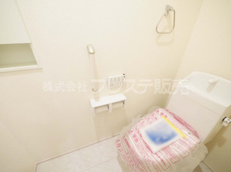 【トイレ】 | 奈良市あやめ池南２丁目の新築一戸建 全２区画 | 現地写真（１号地１階トイレ）温水洗浄便座を標準装備！