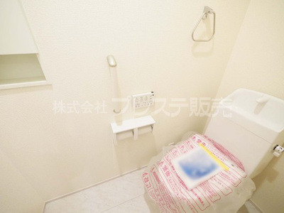 【トイレ】 | 奈良市あやめ池南２丁目の新築一戸建 全２区画 | 現地写真（１号地１階トイレ）温水洗浄便座を標準装備！