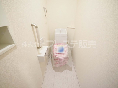 【トイレ】 | 奈良市あやめ池南２丁目の新築一戸建 全２区画 | 現地写真（１号地２階トイレ）温水洗浄便座を標準装備！