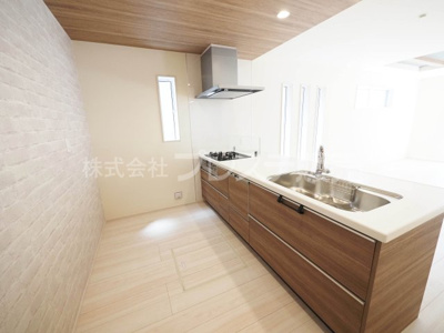 【キッチン】 | 奈良市あやめ池南２丁目の新築一戸建 全２区画 | 現地写真（１号地キッチン）人気のフルフラットキッチン♪食器洗い乾燥機＆浄水器を標準装備！