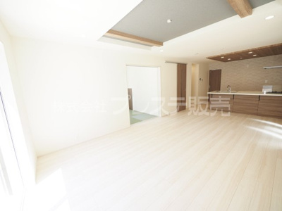 【居間・リビング】 | 奈良市あやめ池南２丁目の新築一戸建 全２区画 | 現地写真（１号地リビング）ＬＤＫ19.7帖！南側の広いお庭に面しています♪