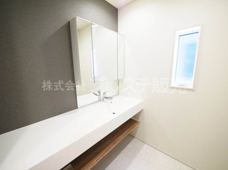 【洗面所】 | 奈良市あやめ池南２丁目の新築一戸建 全２区画 | 現地写真（２号地洗面）シャワー付き洗面化粧台