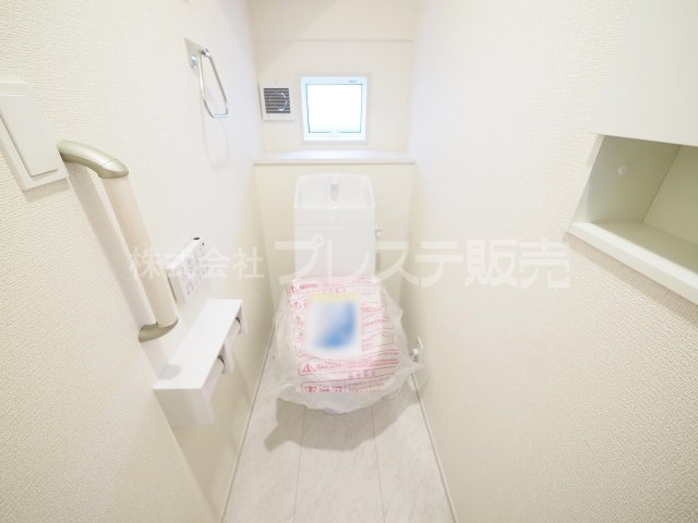 奈良市あやめ池南２丁目の新築一戸建 全２区画のトイレ|現地写真（２号地１階トイレ）温水洗浄便座を標準装備！