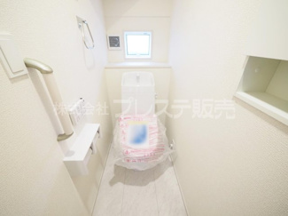 【トイレ】 | 奈良市あやめ池南２丁目の新築一戸建 全２区画 | 現地写真（２号地１階トイレ）温水洗浄便座を標準装備！