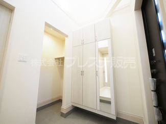 【玄関】 | 奈良市あやめ池南２丁目の新築一戸建 全２区画 | 現地写真（２号地玄関）電子ロック＆ディンプルキー！玄関収納・シューズクロークのある玄関です♪