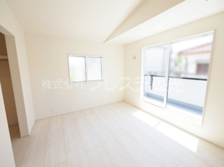 【洋室】 | 奈良市あやめ池南２丁目の新築一戸建 全２区画 | 現地写真（２号地２階洋室）
