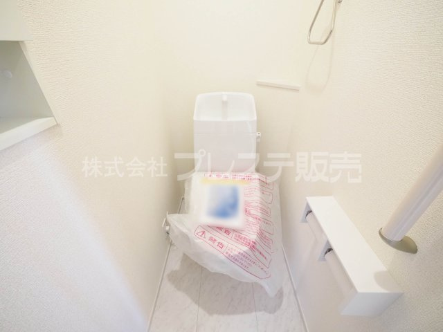奈良市あやめ池南２丁目の新築一戸建 全２区画のトイレ|現地写真（２号地２階トイレ）温水洗浄便座を標準装備！
