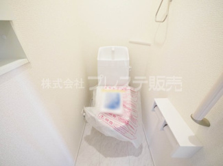 【トイレ】 | 奈良市あやめ池南２丁目の新築一戸建 全２区画 | 現地写真（２号地２階トイレ）温水洗浄便座を標準装備！