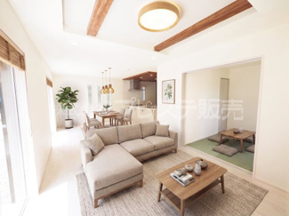 【居間・リビング】 | 奈良市あやめ池南２丁目の新築一戸建 全２区画 | 現地写真（２号地リビング）ＬＤＫ２１帖！南側の広いお庭に面しています♪