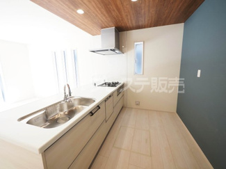 【キッチン】 | 奈良市あやめ池南２丁目の新築一戸建 全２区画 | 現地写真（２号地キッチン）人気のフルフラットキッチン♪食器洗い乾燥機＆浄水器を標準装備！