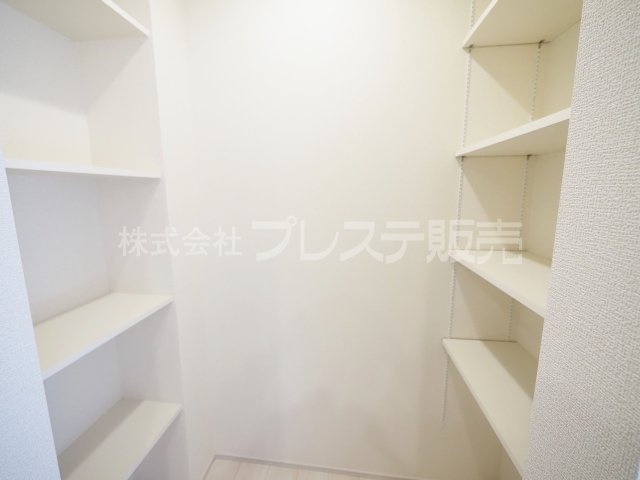 奈良市あやめ池南２丁目の新築一戸建 全２区画の収納|現地写真（２号地パントリー）キッチン横に大容量の食品庫を配置♪