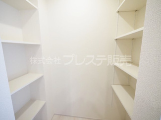 【収納】 | 奈良市あやめ池南２丁目の新築一戸建 全２区画 | 現地写真（２号地パントリー）キッチン横に大容量の食品庫を配置♪