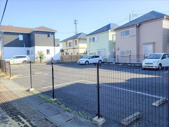 レオパレスロイヤルリーフの駐車場