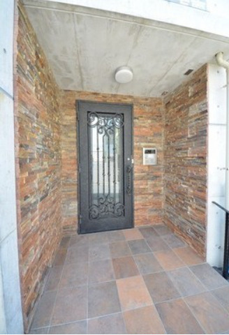 杉並区堀ノ内１丁目の賃貸マンションのエントランス