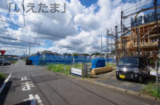 【前面道路含む現地写真】 | 【仲介手数料無料！！】日野市新町4丁目　新築戸建て（全5棟）3号棟　6280万円 | 5号棟　令和8年8月6日撮影　建築中
