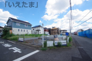 【前面道路含む現地写真】 | 【仲介手数料無料！！】日野市新町4丁目　新築戸建て（全5棟）3号棟　6280万円 | 1号棟　令和8年8月6日撮影　建築中