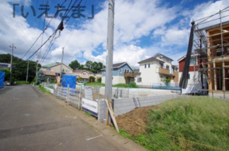 【前面道路含む現地写真】 | 【仲介手数料無料！！】日野市新町4丁目　新築戸建て（全5棟）3号棟　6280万円 | 3号棟　令和8年8月6日撮影　建築中