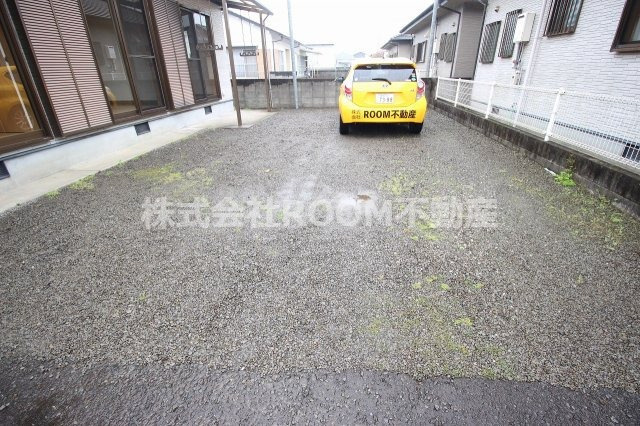 半代貸家の駐車場|駐車場に車を止められます