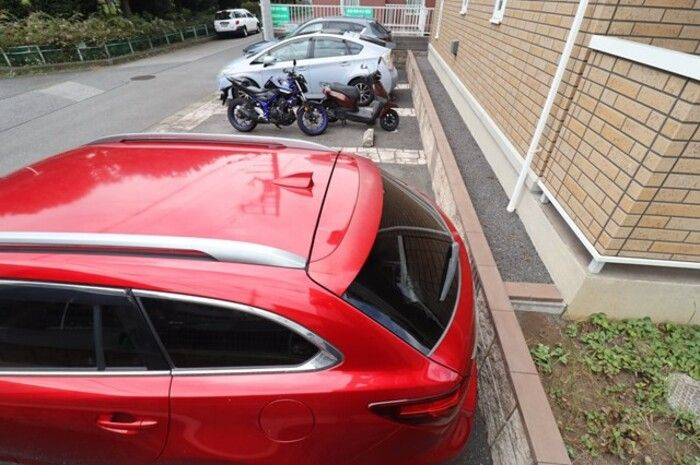 グラティアの駐車場