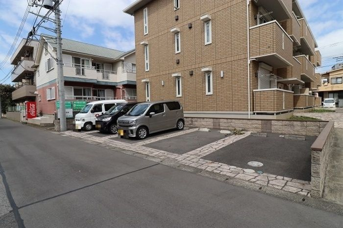グラティアの駐車場