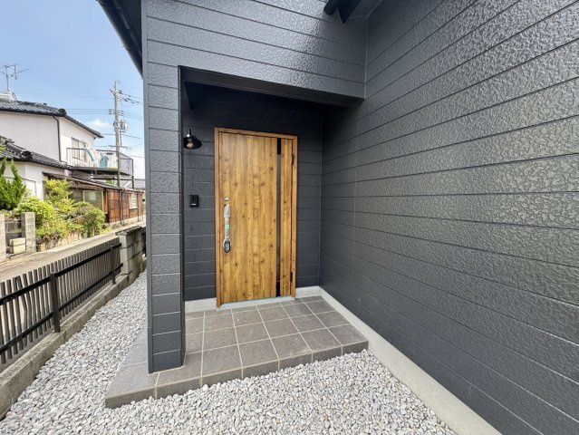 西高泊中古一戸建ての玄関