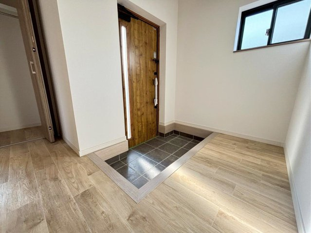 西高泊中古一戸建ての玄関