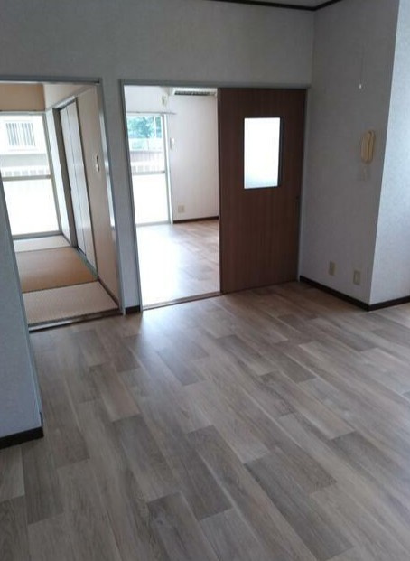 府中市本宿町３丁目のアパートの居間・リビング