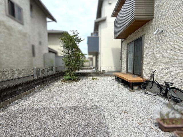 「長期優良住宅」高知市札場　中古一戸建ての駐車場|陽当たり良好な南庭。ガーデニングやお子様の遊び場としても活用できます◎