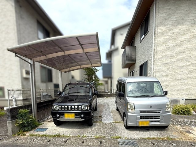 「長期優良住宅」高知市札場　中古一戸建ての駐車場|お車の出し入れがスムーズな並列2台分の駐車スペースを確保。