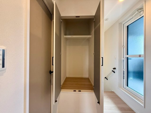 「周辺環境充実」高知市石立町3号地　新築一戸建ての収納|家族みんなで使える便利な大容量の廊下収納です。