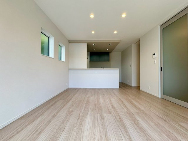「周辺環境充実」高知市石立町3号地　新築一戸建ての居間・リビング|明るい陽光が差し込む広々としたリビング。家具の配置がしやすくインテリアも映える空間です。