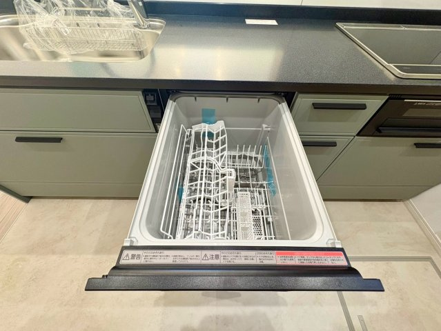 「周辺環境充実」高知市石立町3号地　新築一戸建てのキッチン|【食器洗い乾燥機】毎日の家事負担を大幅に軽減する食洗機付き。節水効果もあり忙しいご家庭の味方です。