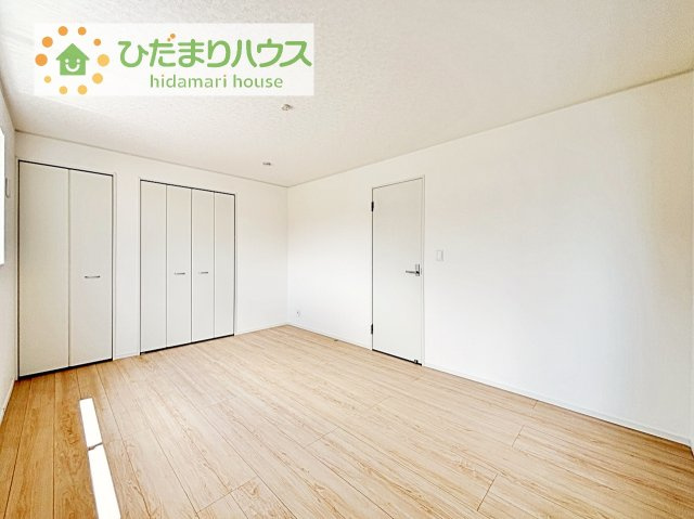 【寝室】 | 常総市本石下第12　新築戸建　2号棟 | バルコニーに面していて、たっぷり光りの入る明るい主寝室です！