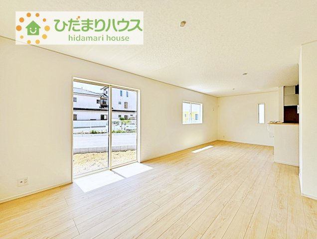 【居間・リビング】 | 常総市本石下第12　新築戸建　2号棟 | お子様が元気に遊べる広々としたリビングです！