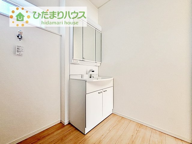 【独立洗面台】 | 常総市本石下第12　新築戸建　2号棟 | 三面鏡の大きな鏡は憧れます(^^♪
鏡の後ろは収納となっていて、細かいものでも収納できるのでスッキリと整理できます！