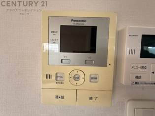 訪問者が来たときにテレビ画面で確認できるため、安心してドアを開けられます。録画機能があるものもあり、留守中に来訪者を記録しておくことができます。利便性が高く、セキュリティ面でも安心です。