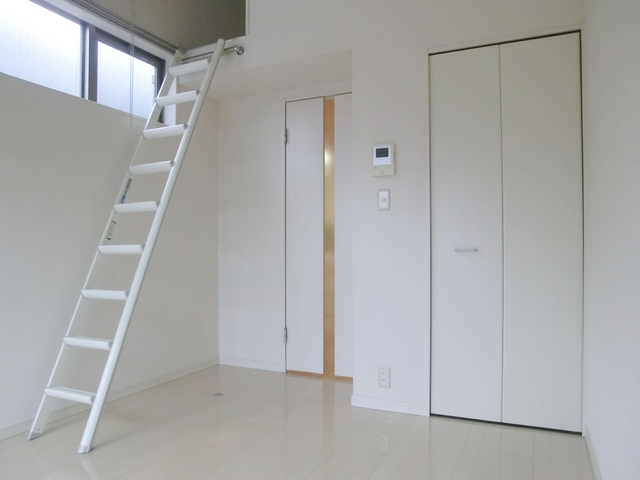 Ｋ－ＦＬＡＴの寝室|白を基調としたオシャレな居室です。