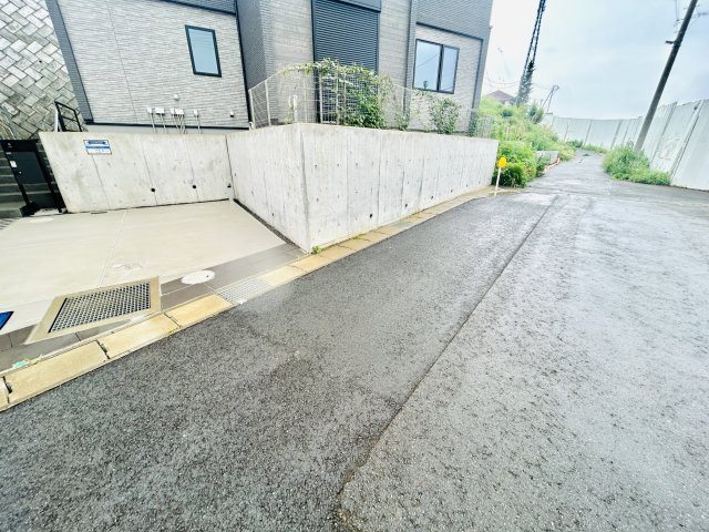 千葉市稲毛区萩台町の前面道路含む現地写真