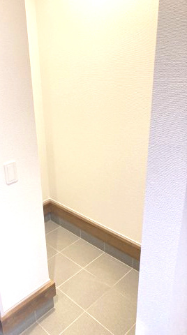 グラファーレ 前橋市下新田町2期の玄関|シューズインクロークが標準装備です。ベビーカーが収納可能な広さです。