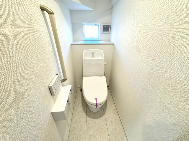 グラファーレ 前橋市下新田町2期のトイレ|【イメージ画像】1階トイレです。清潔感のある白を基調としています。
温水洗浄・便座暖房機能の付いた快適なトイレです☆