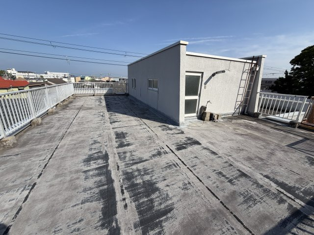 岸和田市八幡町　中古戸建の前面道路含む現地写真