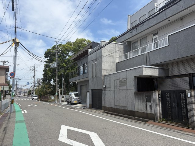岸和田市八幡町　中古戸建の前面道路含む現地写真