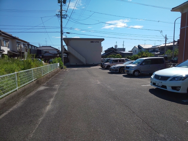 コーポラス高塚の駐車場
