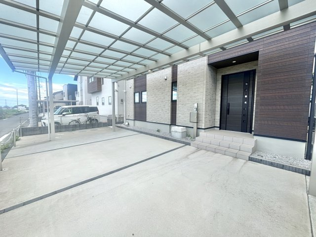 【中古戸建】高崎市菅谷町の駐車場|■カーポート｜カーポート付きのマイホームです♪ご自身の愛車も、友人の愛車もしっかり守れるのはうれしいですね♪