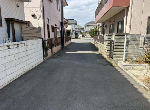 敷地面積30坪～　売地　川越市新宿町六丁目の前面道路含む現地写真|前面道路（私道）北側私道約４ｍ、約７～８ｍ接道！お車の出し入れもラクラクです♪
セットバック3.22㎡