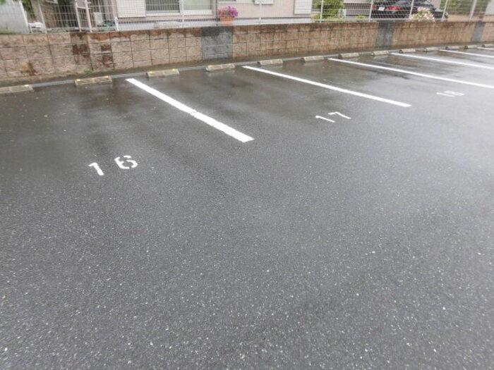 ウィン・レーベンの駐車場|駐車場に車を止められます